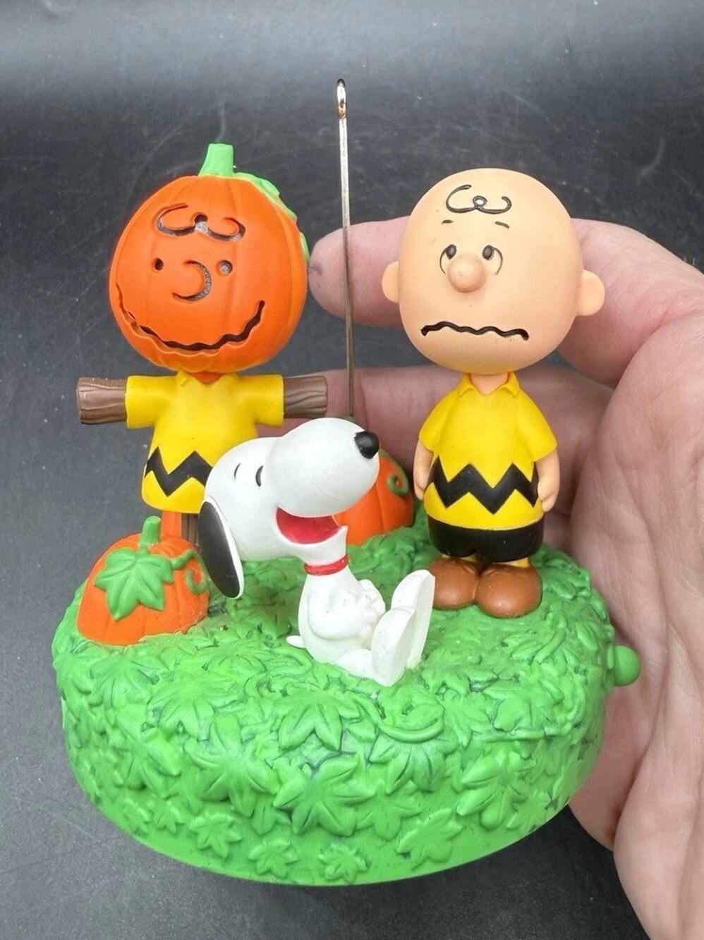 Hallmark Peanuts Charlie Brown & Snoopy Great Pumpkin Halloween No Box Lo29
